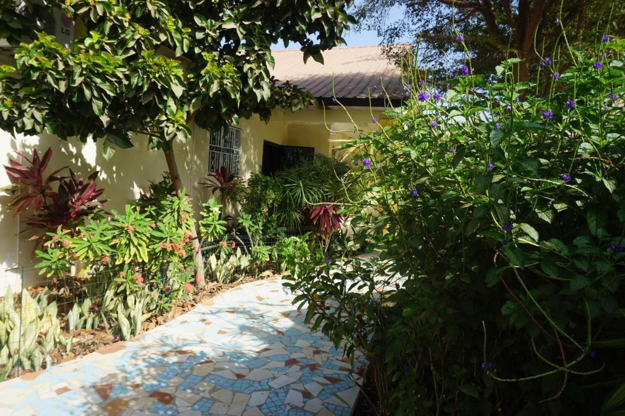 B & B Villa Calliandra Bijilo ภายนอก รูปภาพ